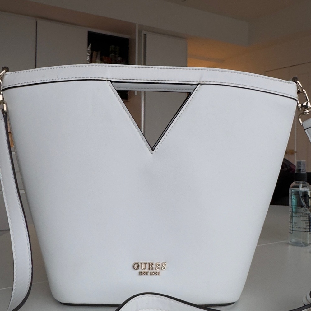 Guess Elegant White Shoulder Bag